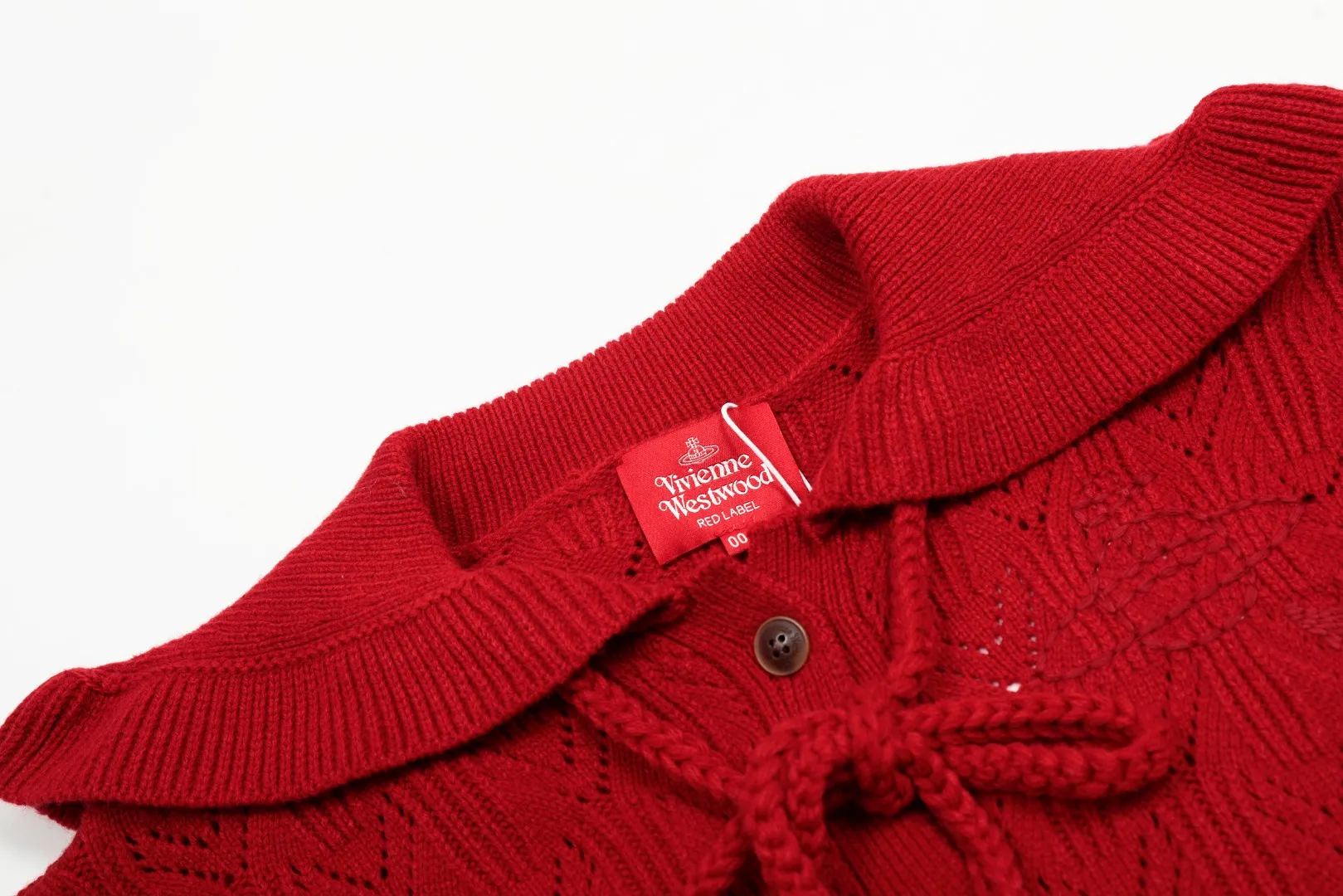 VIVI141#Top quality" vivienne west wood new lotus leaf lapel design cardigan for the Year of the Snake Queen Mother Vivienne Saturn's new classic LOGO knitted twist sweater wool cardigan 2024 autumn latest style can be worn all year round Super compatibility Thin four-season style Use it as a jacket when it is hot and wear it as an inner layer when it is cold 🧩100% restoration of heavy-duty weaving 🧩Wool blended version 🧩Original purchase Genuine mold opening 🧩Original purchase records and comparison pictures can be provided. Place your order with confidence 🧩Customized laser buttons. Clean and clear art and science. Fully restored. Full quality. Not a copywriter. Real product. Real product far exceeds budget. Size: 1 yard (80-110 pounds) 2 yards (110-140 pounds) Color: red black